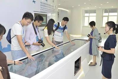 感知青島網絡媒體行第二日 探訪島城藍色經濟新發展中的自然科學研究和試驗發展